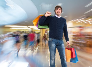 alışveriş torbaları ile gülümseyen adam