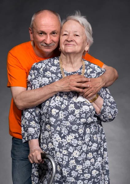 Dospělého syna s jeho mámou stárnutí — Stock fotografie