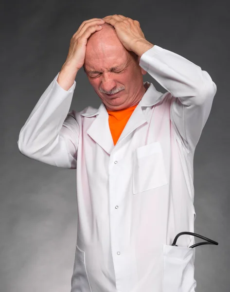 Unavený lékař s stetoskop — Stock fotografie