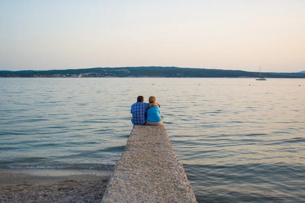 Starší pár, kteří požívají romantický večer na pláži — Stock fotografie