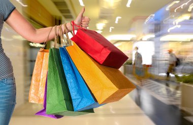 kadın holding alışveriş torbaları