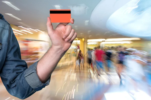 Kredi kartı elinde tutan adam — Stok fotoğraf