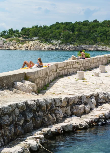 Kvinnor som vilar på stranden — Stockfoto