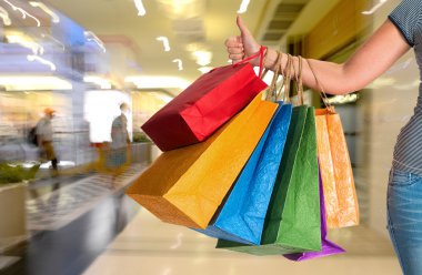 kadın holding alışveriş torbaları