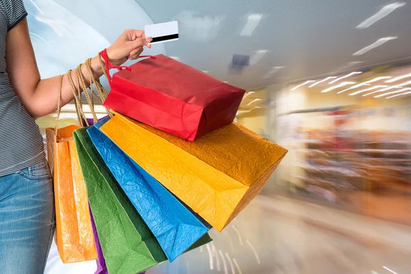 Vrouwelijke bedrijf shopping tassen — Stockfoto