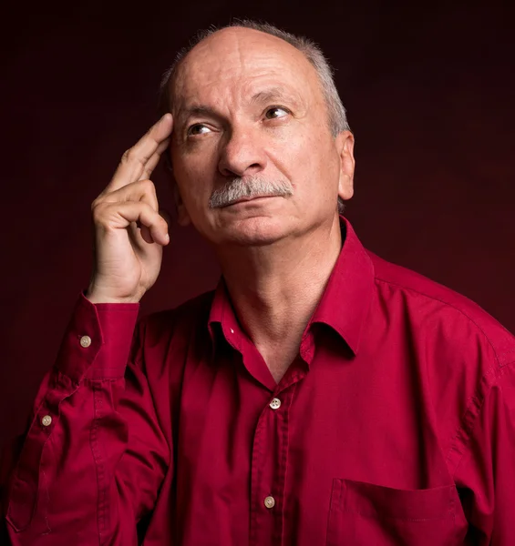 Hombre mayor con una expresión reflexiva — Foto de Stock