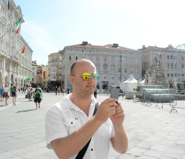 adam onun smartphone ile fotoğraf çekimi