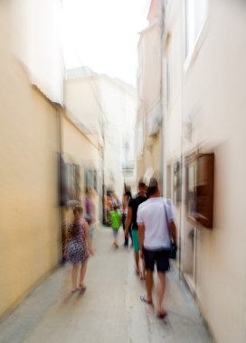 insanlar cadde boyunca gidiş