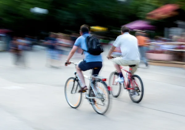 Fietsers op de rijweg stad — Stockfoto