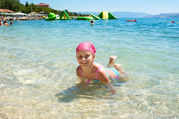 Smiling girl swimming — Stock Photo, Image