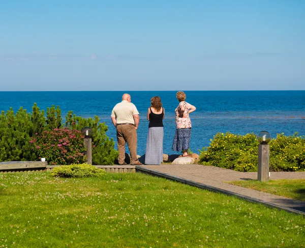 Familia disfrutando de sus vacaciones — Foto de Stock