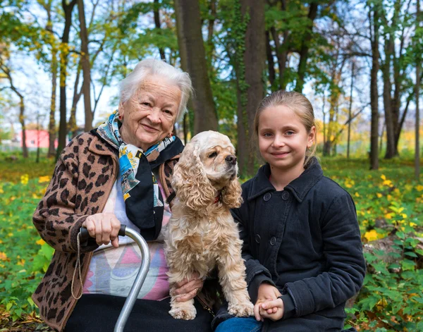 Büyükanne ve bankta oturan çocuk — Stok fotoğraf