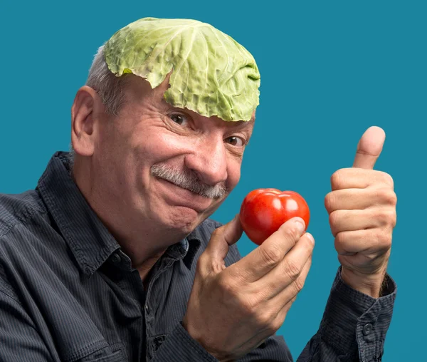 Muž hospodářství salát a rajče — Stock fotografie