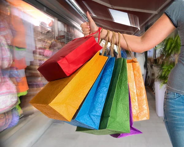 Mujer sosteniendo bolsas de compras —  Fotos de Stock