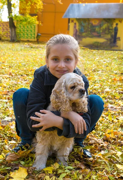Ładna dziewczyna i jej pies — Zdjęcie stockowe