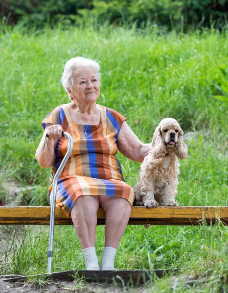Old woman and her dog — Stock Photo, Image
