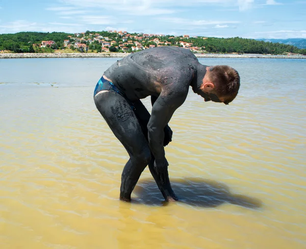 Homme appliquant de l'argile curative — Photo