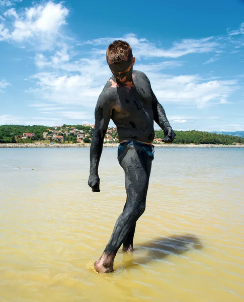 Man applying healing clay — Stock Photo, Image