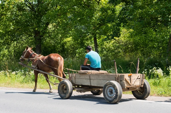 Man and old wooden cart — Stock Photo, Image