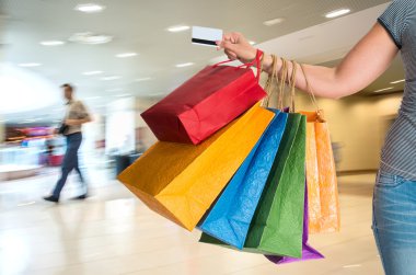 kadın holding alışveriş torbaları