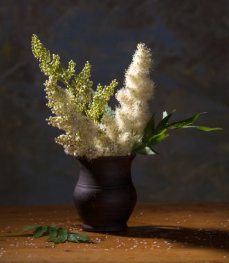 güzel beyaz çiçek vazosu