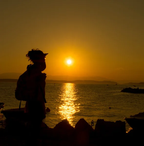 Jovem mulher desfrutando do pôr do sol — Fotografia de Stock