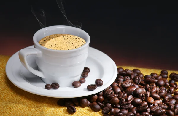 Tazza di caffè e chicchi di caffè — Foto Stock