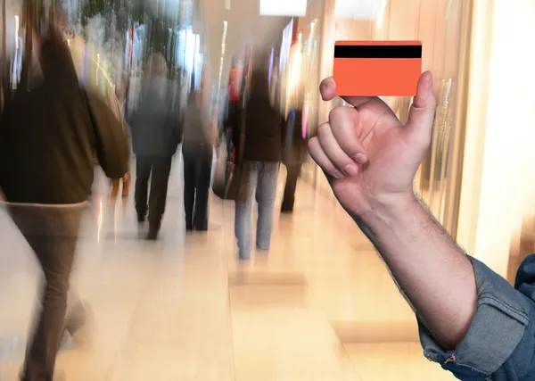 Kredi kartı elinde tutan adam — Stok fotoğraf