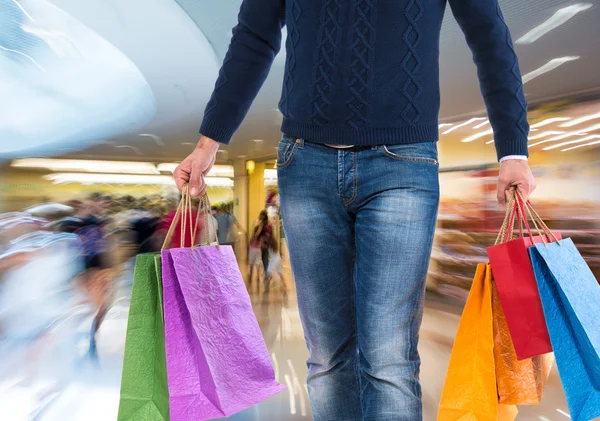 Uomo con shopping bags — Foto Stock