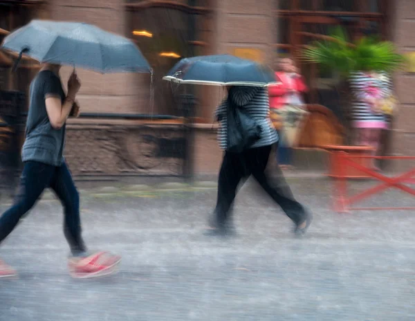 Τους ανθρώπους που περπατούν κάτω από την οδό στην βροχερή μέρα — Φωτογραφία Αρχείου