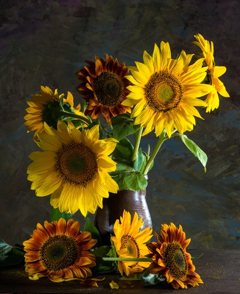 bir vazoda güzel ayçiçeği