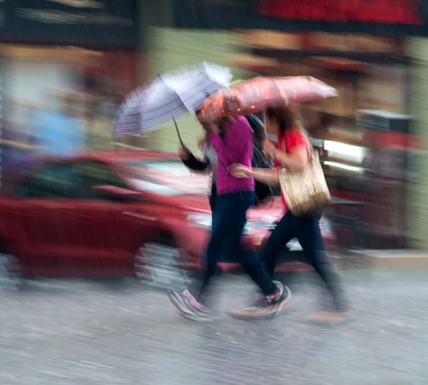 Pessoas andando pela rua em um dia chuvoso — Fotografia de Stock