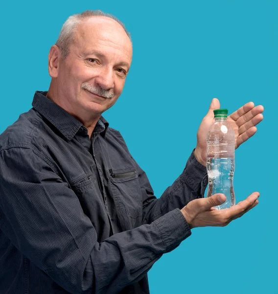 Man holding a bottle of water — Stock Photo, Image