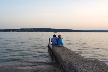 Üst düzey çift sahilde romantik akşam zevk