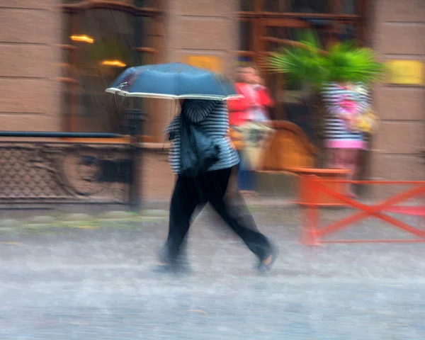 Femme marchant dans la rue un jour de pluie — Photo