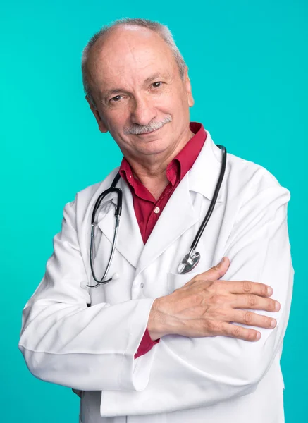 Médico sonriente con estetoscopio — Foto de Stock