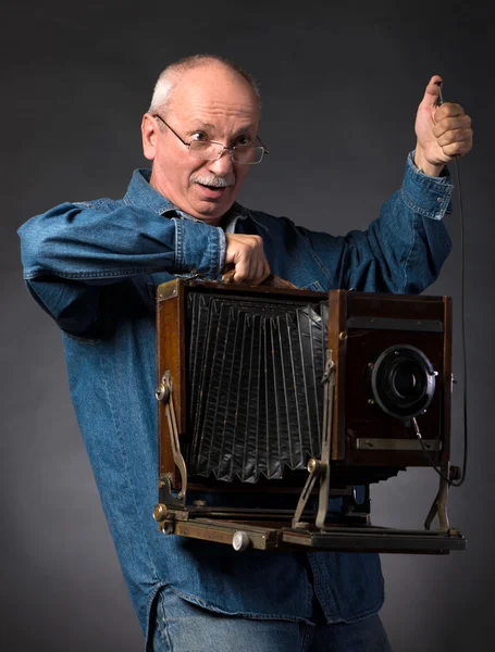 Man with vintage wooden photo camera — Stock Photo, Image
