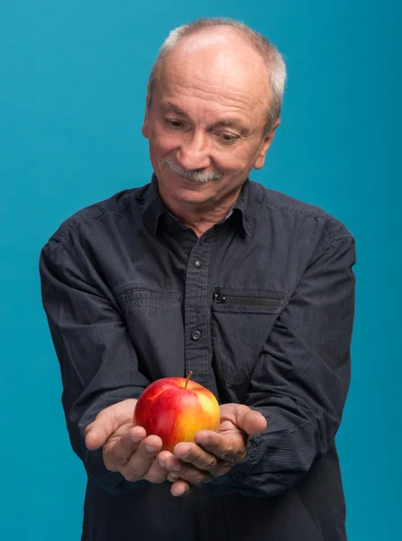 Mann hält Apfel in der Hand — Stockfoto