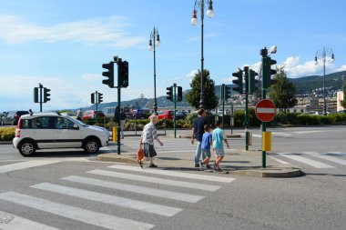 insanlar yol geçtikten