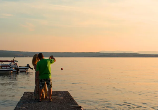 Verliebtes Senioren-Paar macht Foto — Stockfoto