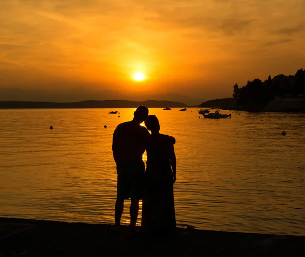 Couple amoureux profitant d'une soirée romantique — Photo