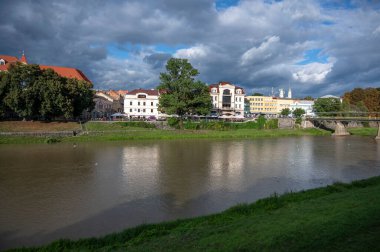 Uzhhorod, Ukrayna - 2 Eylül 2021: Sonbaharda Ukrayna 'nın eski Uzhgorod kentinin sokakları ve mimarisi