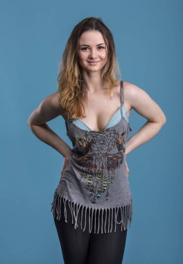 Stüdyoda mavi arka planda poz veren kız portresi