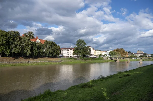 Uzhhorod, Ukrayna - 2 Eylül 2021: Sonbaharda Ukrayna 'nın eski Uzhgorod kentinin sokakları ve mimarisi