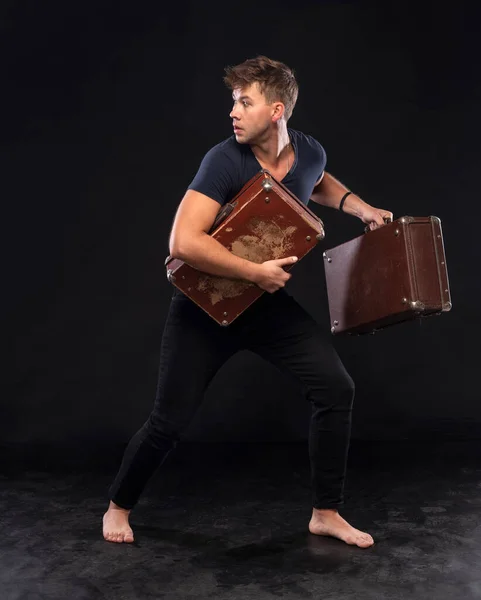 Jeune Homme Avec Des Valises Qui Enfuit Regardant Côté — Photo