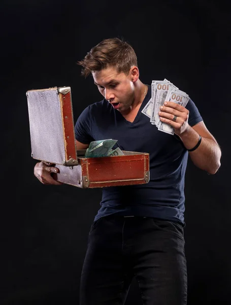 Homem Feliz Segurando Uma Mala Cheia Dinheiro Isolado Fundo Preto — Fotografia de Stock