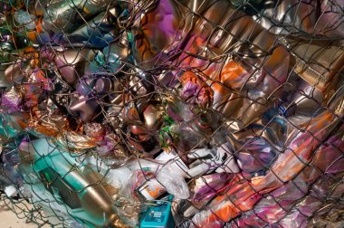 Uzhhorod, Ukrayna - 8 Ekim 2021: Uzhhorod, Ukrayna 'da plastik şişelerden yapılmış balık. Plastiğe karşı savaş. Kirlilik farkındalığı