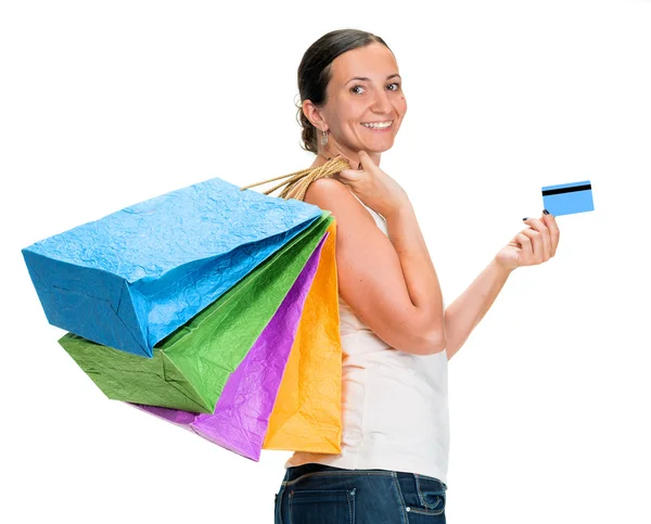 Joyeux jeune femme tenant des sacs à provisions et carte de crédit — Photo