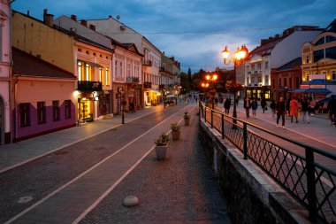 Uzhhorod, Ukrayna - 6 Ekim 2021: Uzhhorod, Ukrayna 'da akşam saatlerinde Petefi Meydanı. Meydan, şehirdeki ana turizm rotalarından biridir.