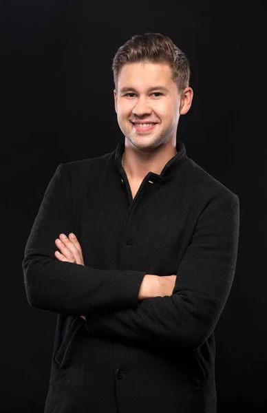 Retrato Hombre Guapo Sonriente Posando Estudio Sobre Fondo Negro — Foto de Stock